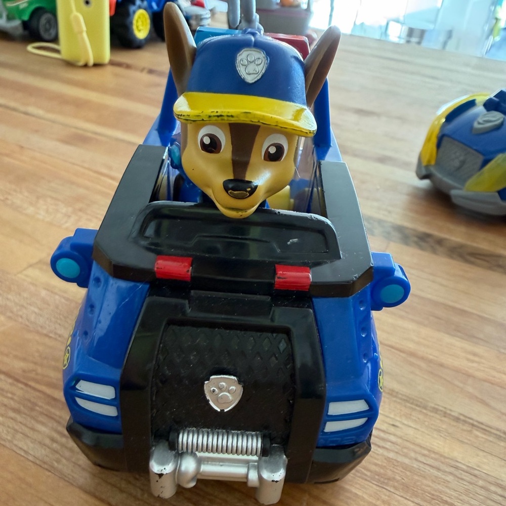 Paw Patrol - Chase Tow Truck Toy
